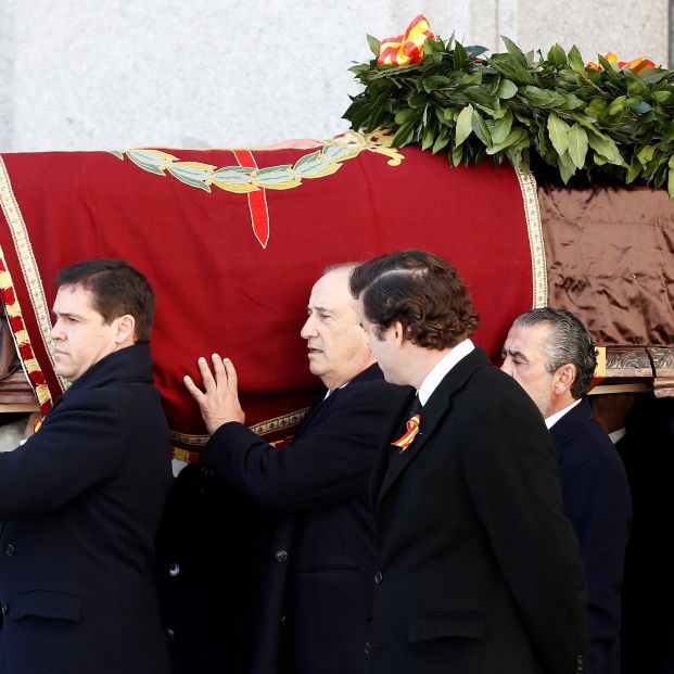  El nieto de Francisco Franco Luis Alfonso de Borbón lidera la comitiva familiar con los restos del dictador tras su exhumación del Valle de los Caídos y antes de su trasladado al cementerio de El Pardo Mingorrubi