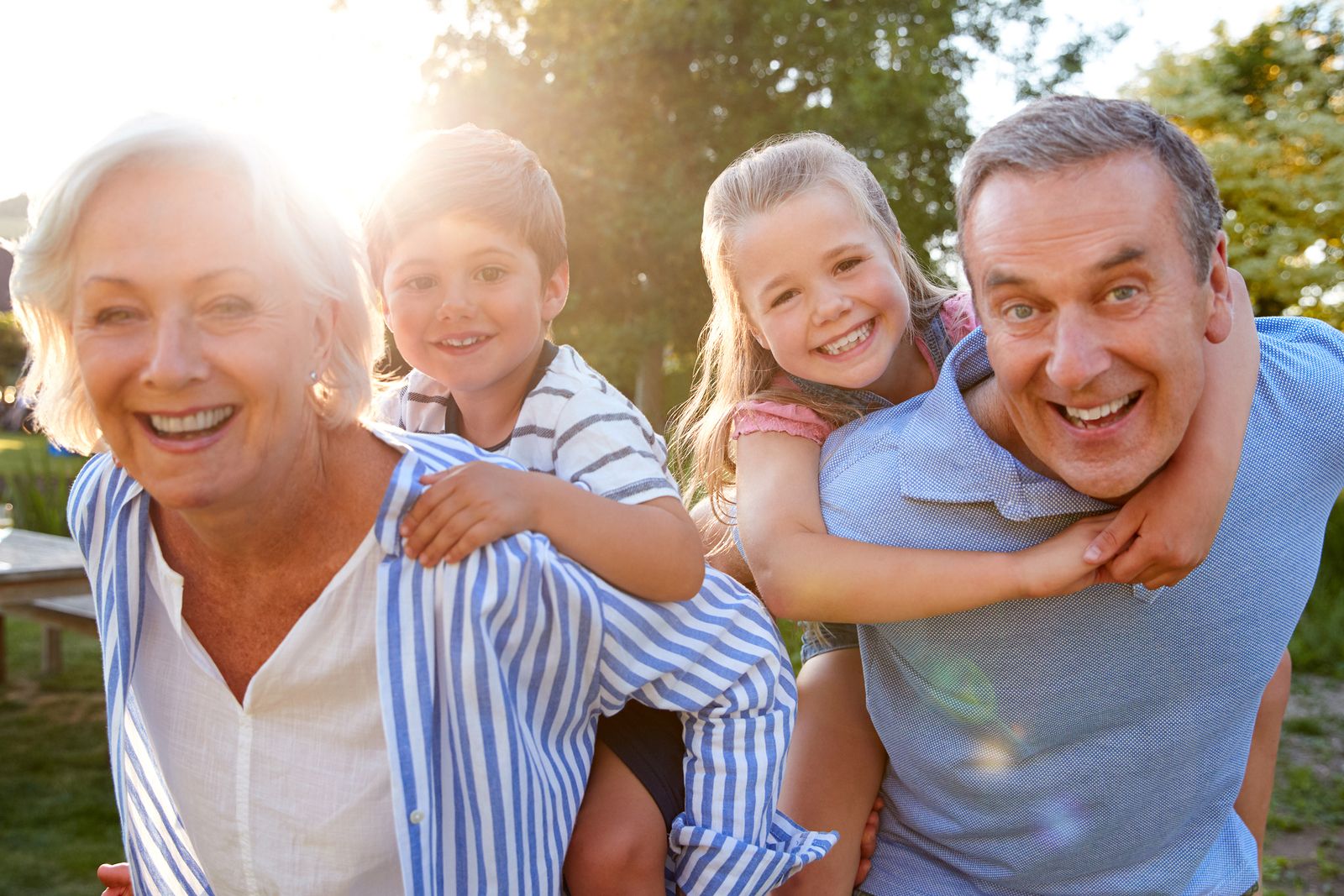 Un estudio revela que cuidar de los nietos es beneficioso para la salud de los abuelos (Bigstock)