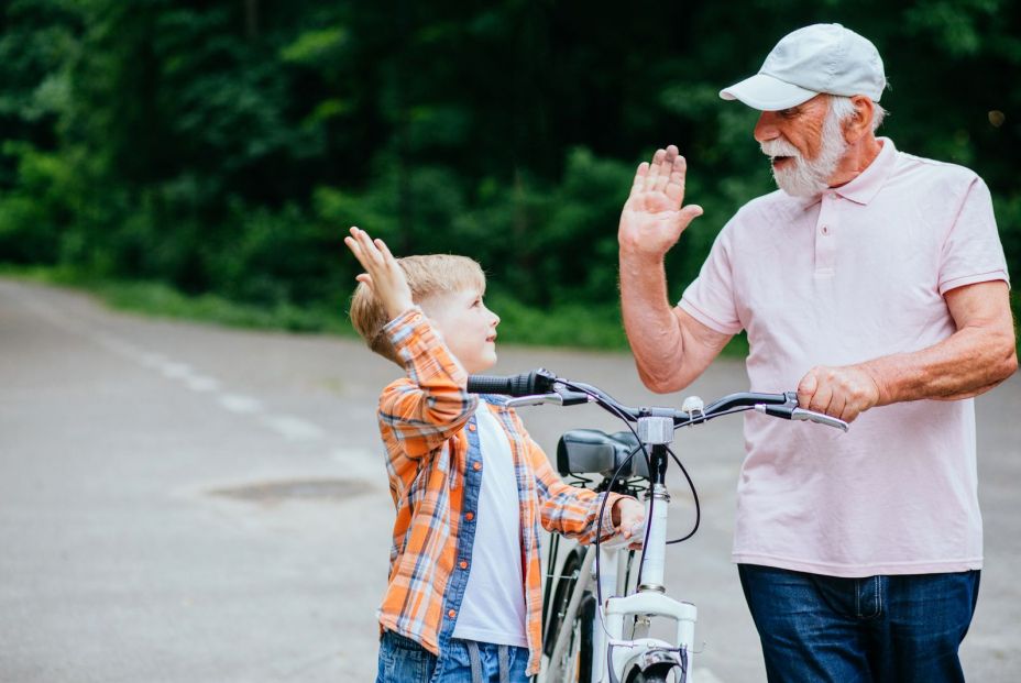 Los abuelos que cuidan a sus nietos tienen más amigos y menor riesgo de soledad