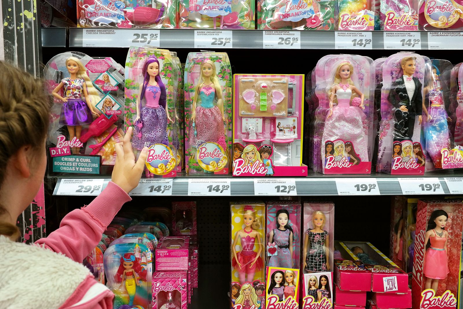 ¿Dónde están las 'Barbies cirujanas'? Piden ampliar las profesiones cientificas de la icónica muñeca