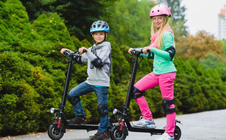 Niños en patinete eléctrico