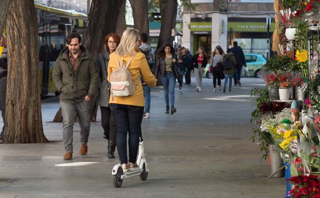 Patinete por la acera