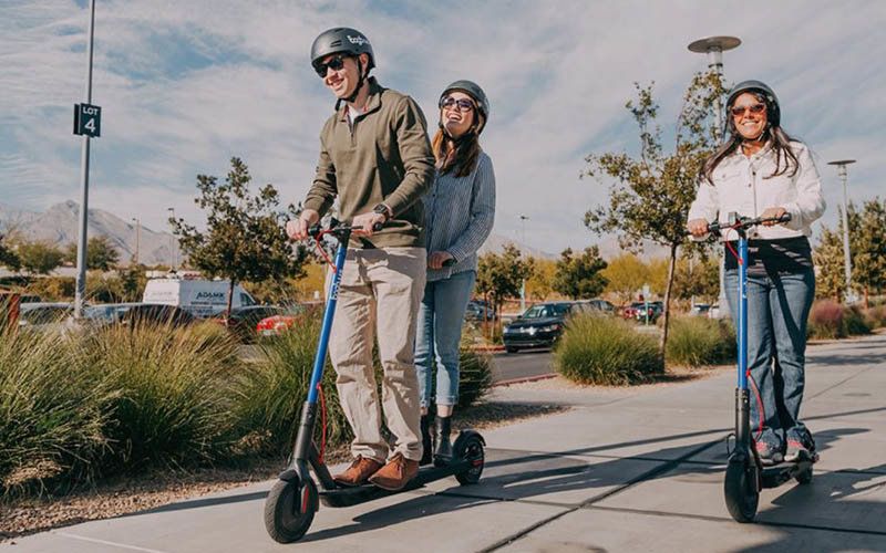 Dos personas en patinete