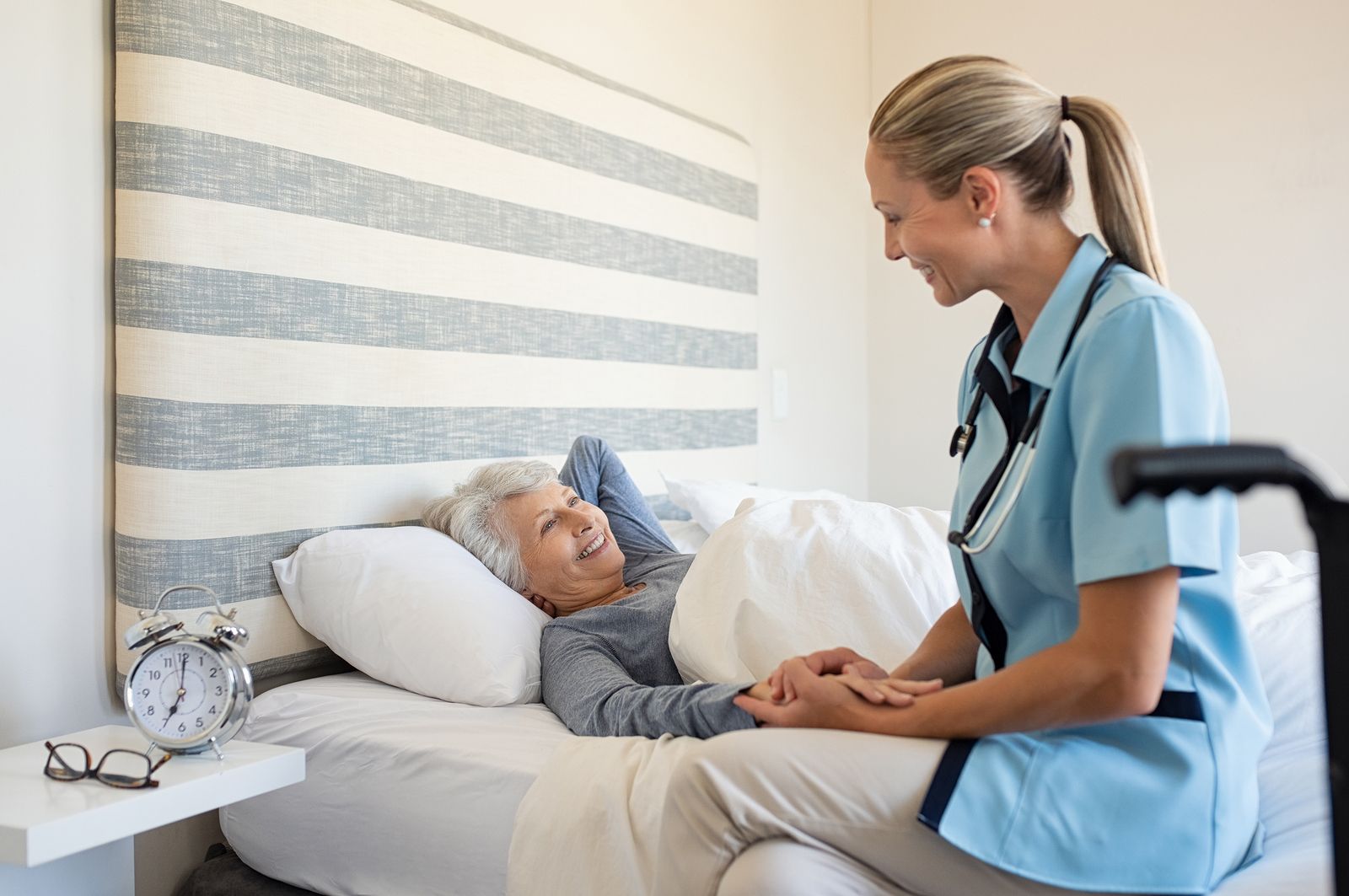 Hospitalización a domicilio para mayores cómo funciona, ventajas e inconvenientes