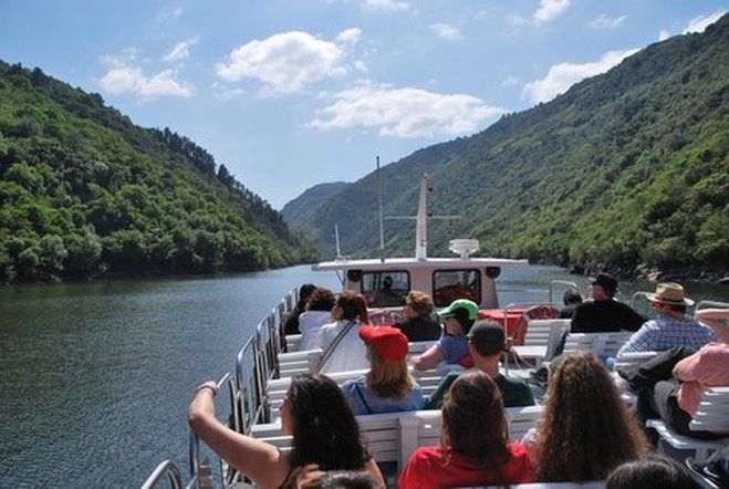 Viaje en catamarán por los Cañones del Sil