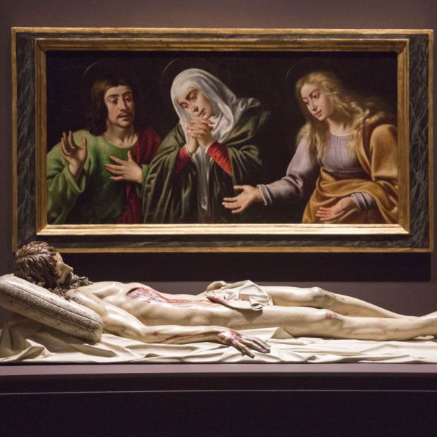 «Cristo yacente», de Gregorio Fernández, junto al cuadro «La Dolorosa, María Magdalena y San Juan», de Felipe Diricksen. Monasterio de La Encarnación, Madrid