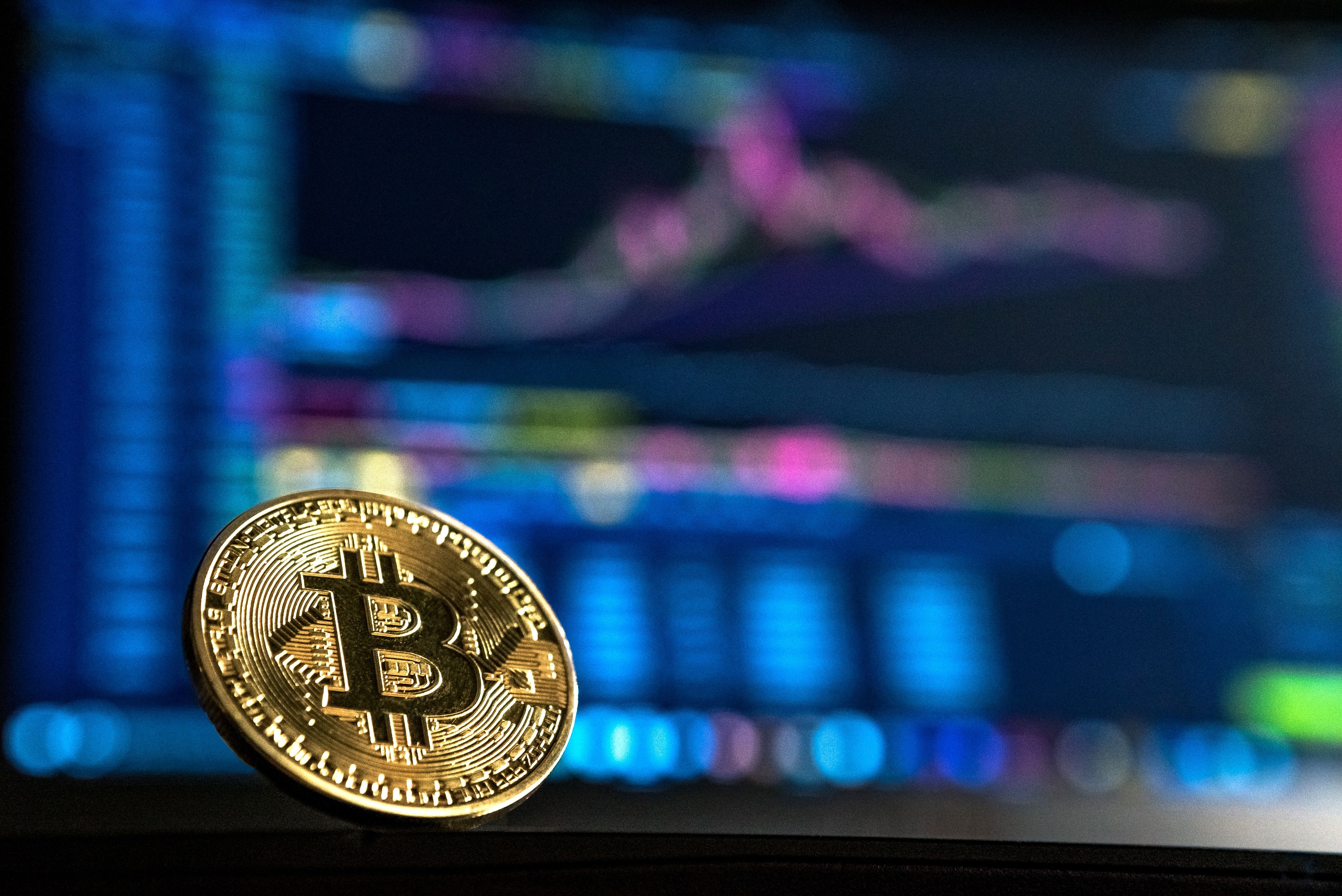 Ojo a la extrema volatilidad del bitcoin: cae por el miedo a fraudes y una mayor regulación