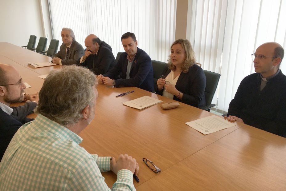 En el centro de la imagen Blanca Subiñas, jueza decana de Burgos, y a su izquierda el alcalde de Burgos, Daniel de la Rosa.