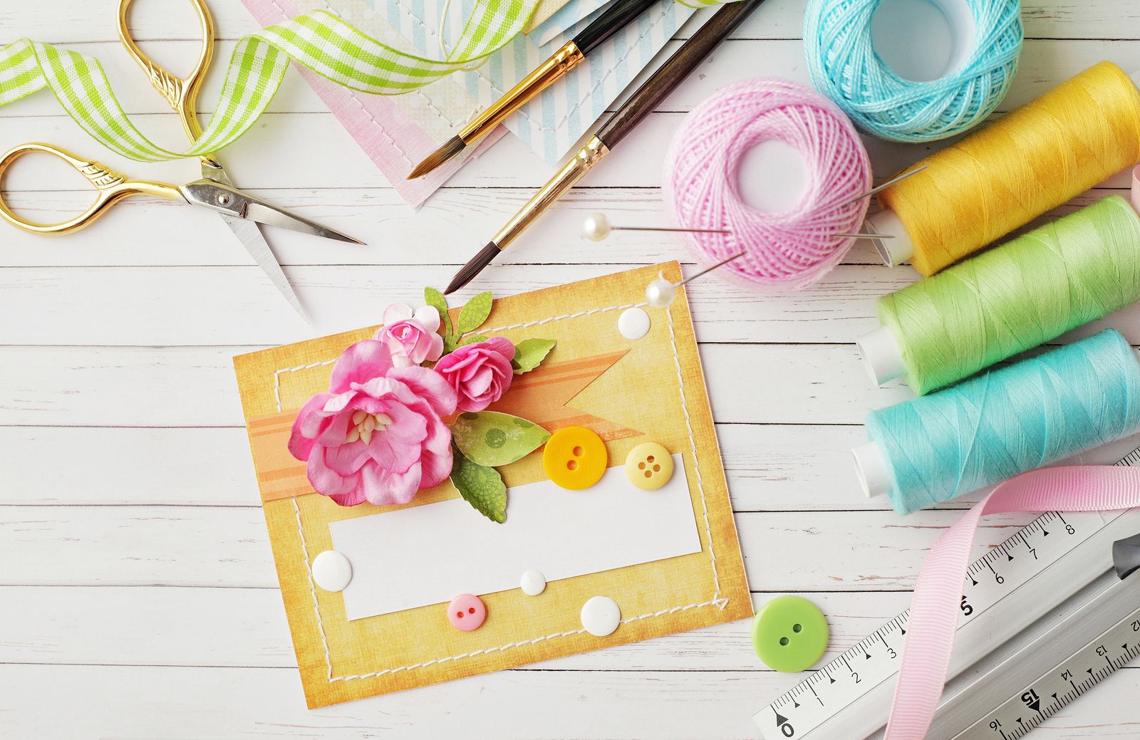 Descubre cómo hacer tu propio álbum de fotos de una forma original con el scrapbooking