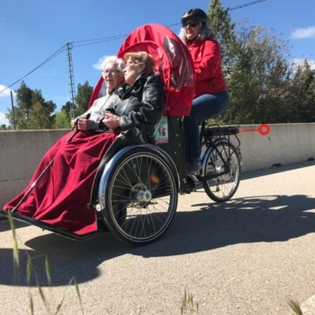 'En Bici Sin Edad' una iniciativa para llevar a los mayores a bordo de un triciclo eléctrico