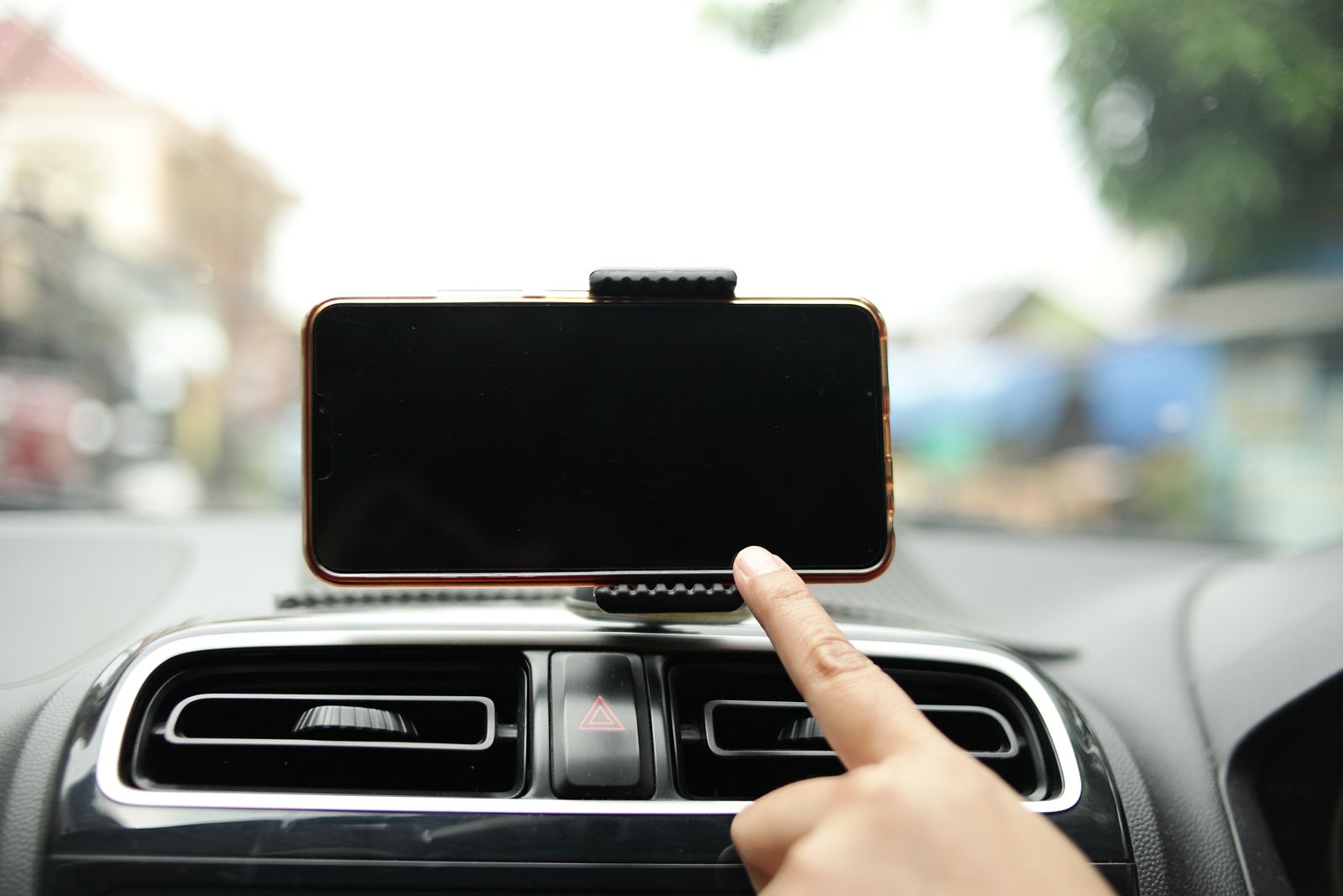 Cómo llevar el móvil en el coche sin peligro a las multas de la
