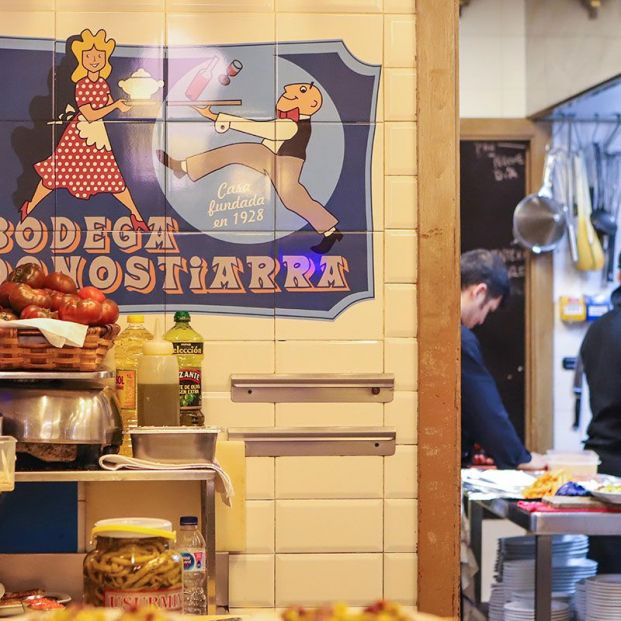 Bodega Donostiarra destaca por sus pinchos (http://www.bodegadonostiarra.com/galeria/)