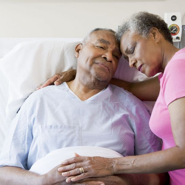 El servicio de cuidadores en hospitales para mayores: cómo funciona y dónde se puede solicitar