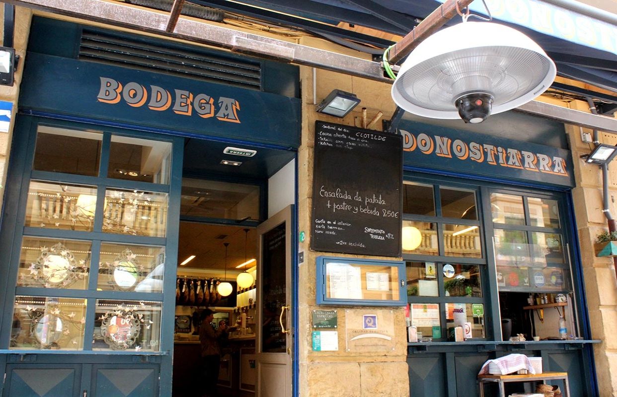 La Bodega La Bodega Donostiarra, uno de los mejores bares de pinchos (http://www.bodegadonostiarra.com/galeria/)