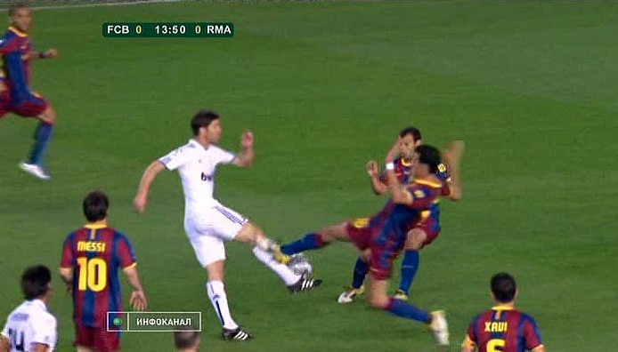 Falta de Busquets a Xabi Alonso