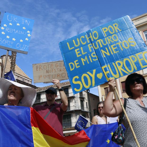 EuropaPress 2384695 Manifestantes sujetan pancartas y banderas europeas en la plaza de La Constitución de la capital malagueña donde británicos llegados de distintos puntos de La Axarquía y de la Costa del Sol se manifiestan en contra d