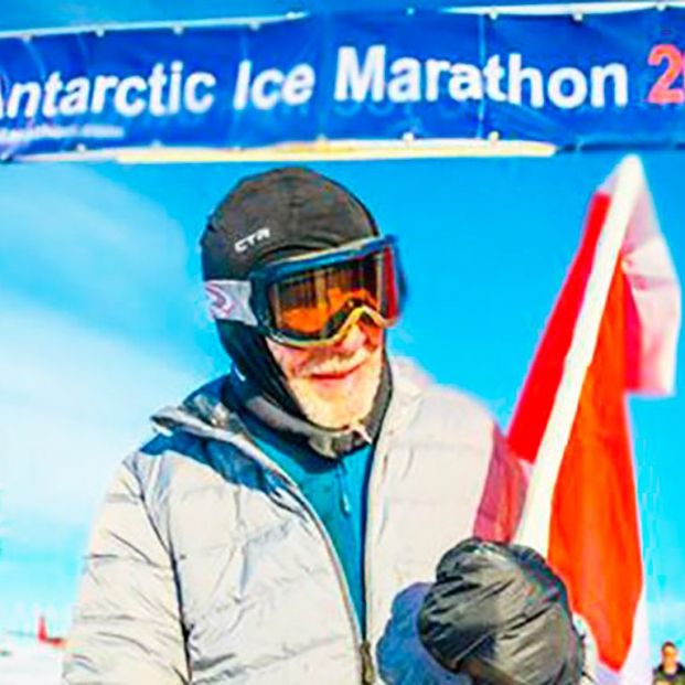 Roy Jorgen Svenningsen logra acabar el Maratón de Hielo de la Antártida a sus 84 años