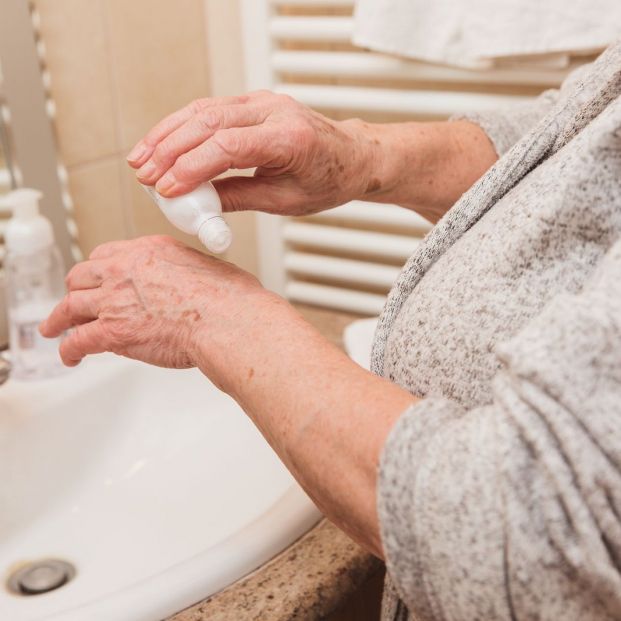 Expertos dermatólogos alertan de la mala salud cutánea de las personas mayores