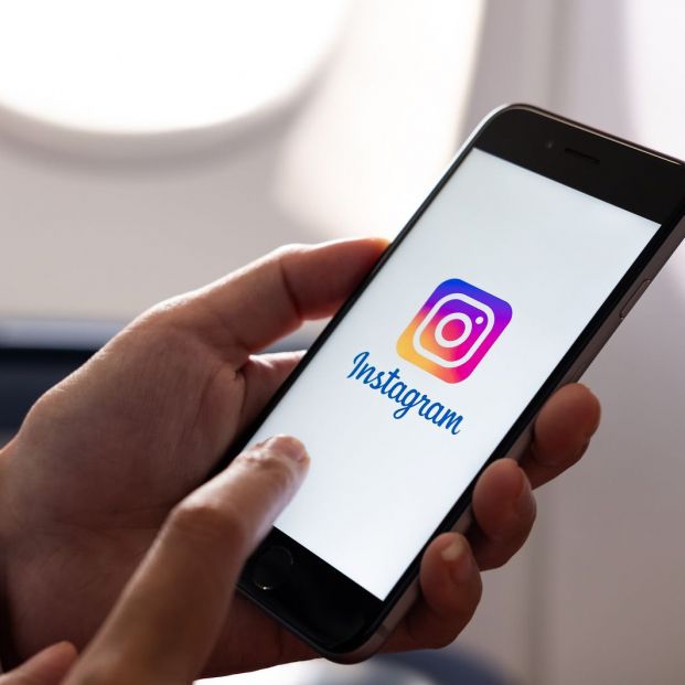 Usuario abriendo la app de Instagram (BigStock)