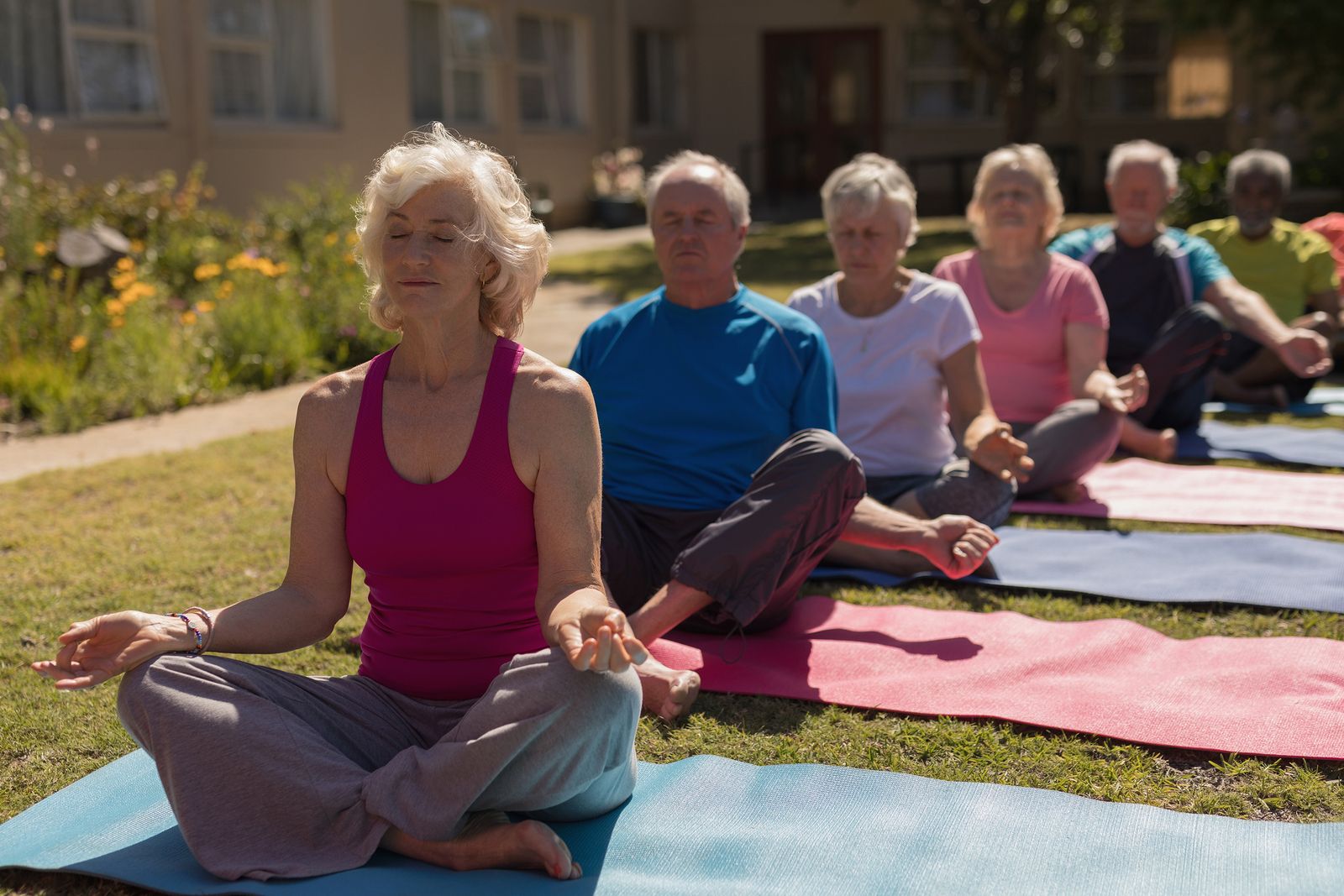 El yoga y la fisioterapia son buenos para paliar las alteraciones del sueño por dolor lumbar