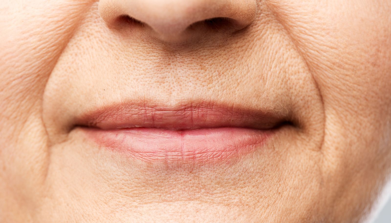 ¿Cómo debe ser el cuidado de los labios de las personas mayores en invierno?