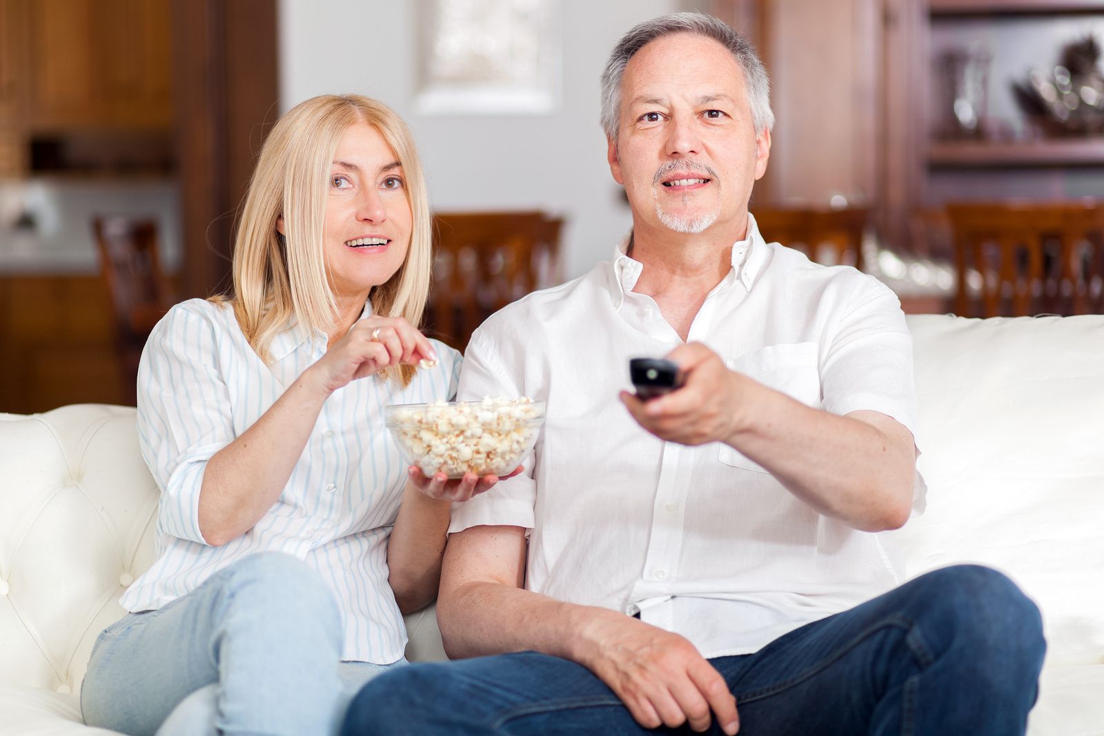 Tiempo en la tele  de los presentadores (Bigstock) 