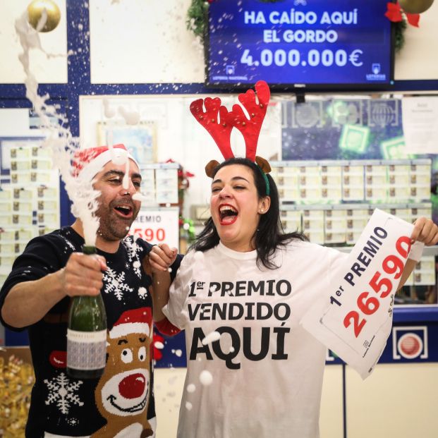 Loteria Navidad 2019. Una serie de el “Gordo” cae en Sevilla. El lotero José María Nogales de la administración nº 94 de lotería, junto a su mujer celebran repartir el primer premio de la lotería de navidad.