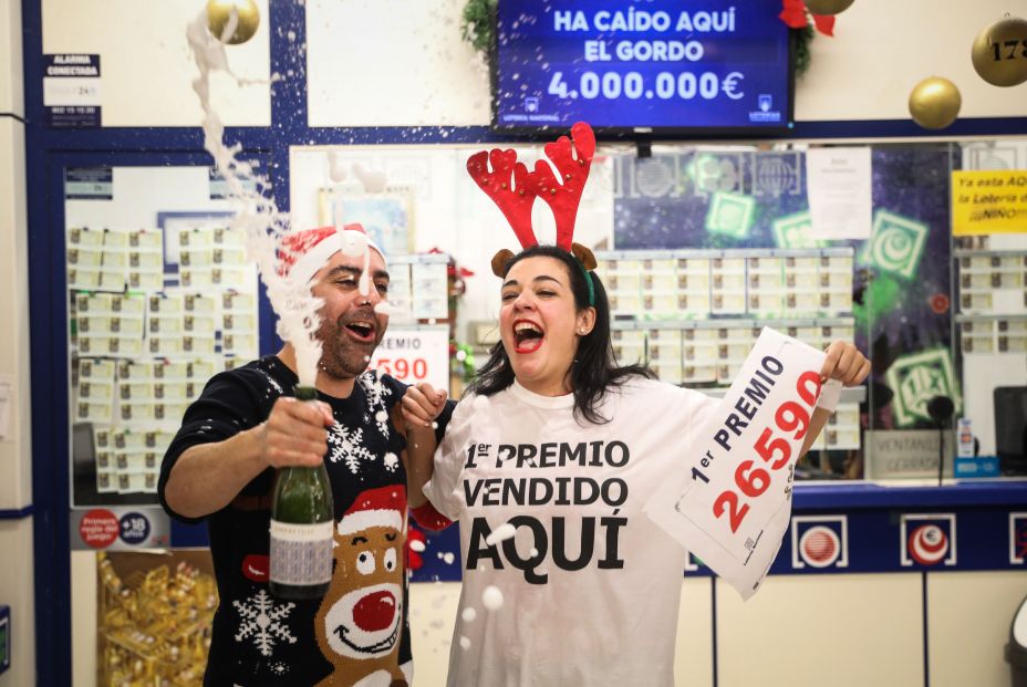 Loteria Navidad 2019. Una serie de el “Gordo” cae en Sevilla. El lotero José María Nogales de la administración nº 94 de lotería, junto a su mujer celebran repartir el primer premio de la lotería de navidad.