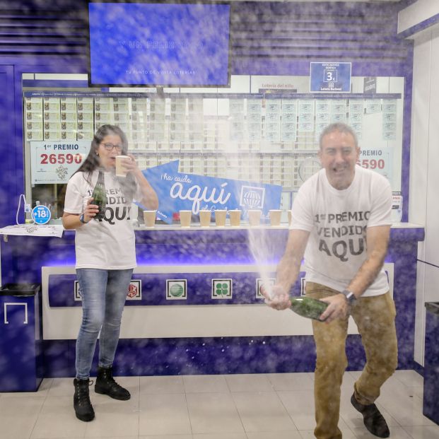 Los loteros Mercedes Mico y Fernando Petisco celebran que el décimo premiado con el Primer Premio de la Lotería de Navidad, el Gordo de la Lotería, el nº 26.590, ha sido vendido en su establecimiento, en Salamanca