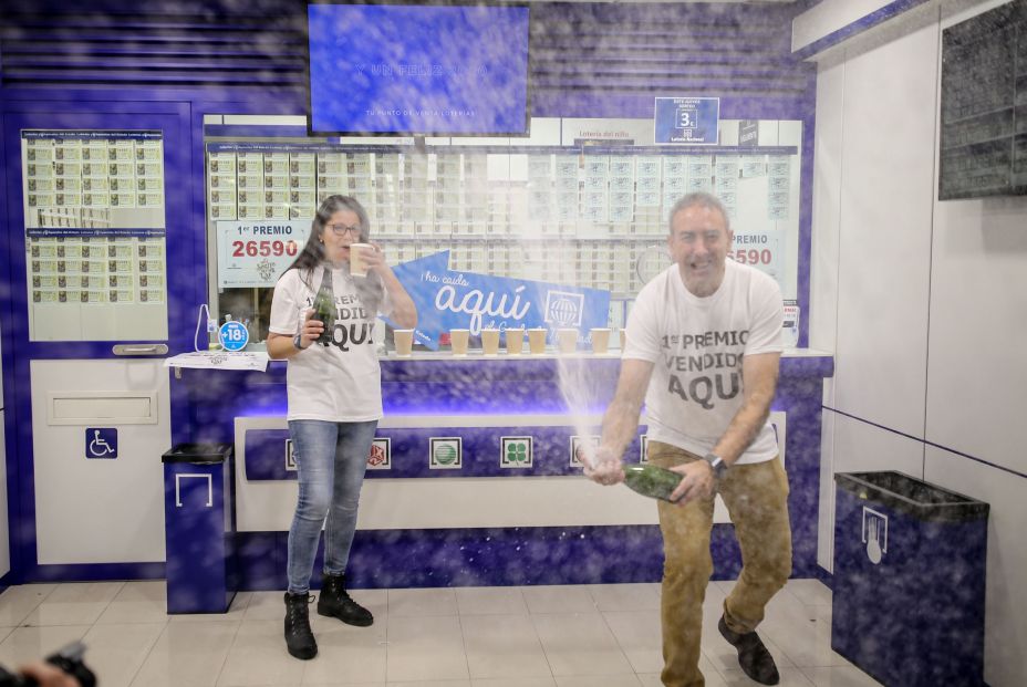 Los loteros Mercedes Mico y Fernando Petisco celebran que el décimo premiado con el Primer Premio de la Lotería de Navidad, el Gordo de la Lotería, el nº 26.590, ha sido vendido en su establecimiento, en Salamanca
