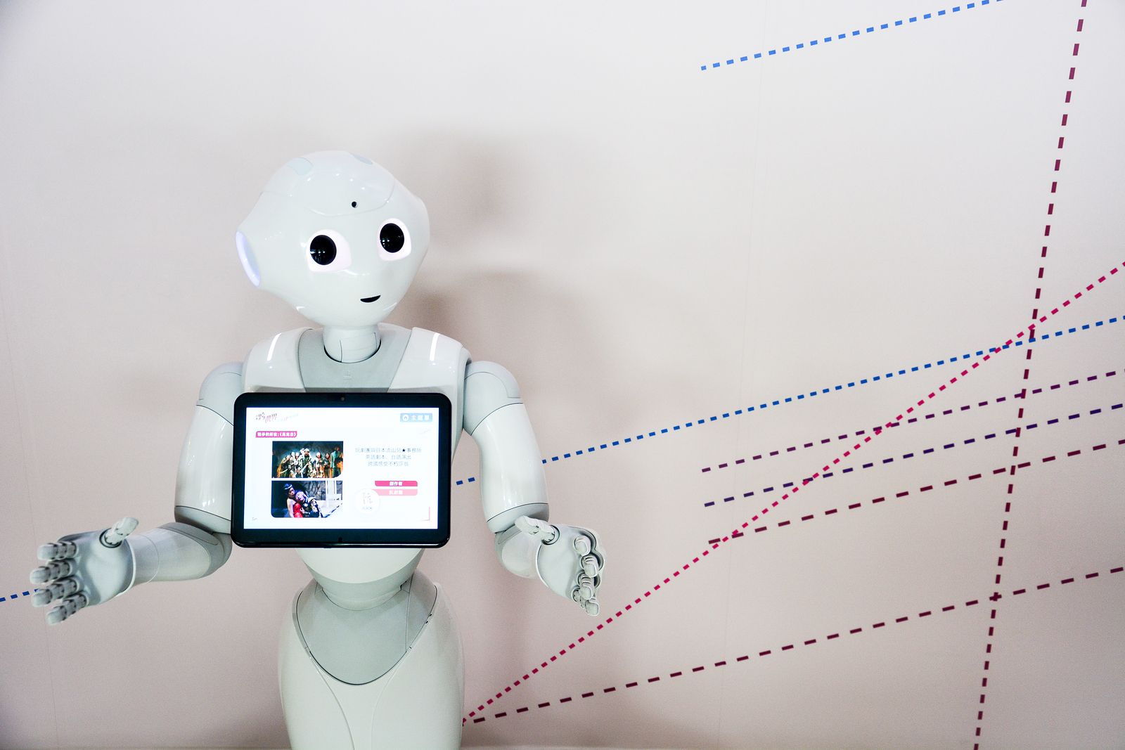 Conoce a Pepper, el robot que cuida a los mayores de una residencia de Valladolid