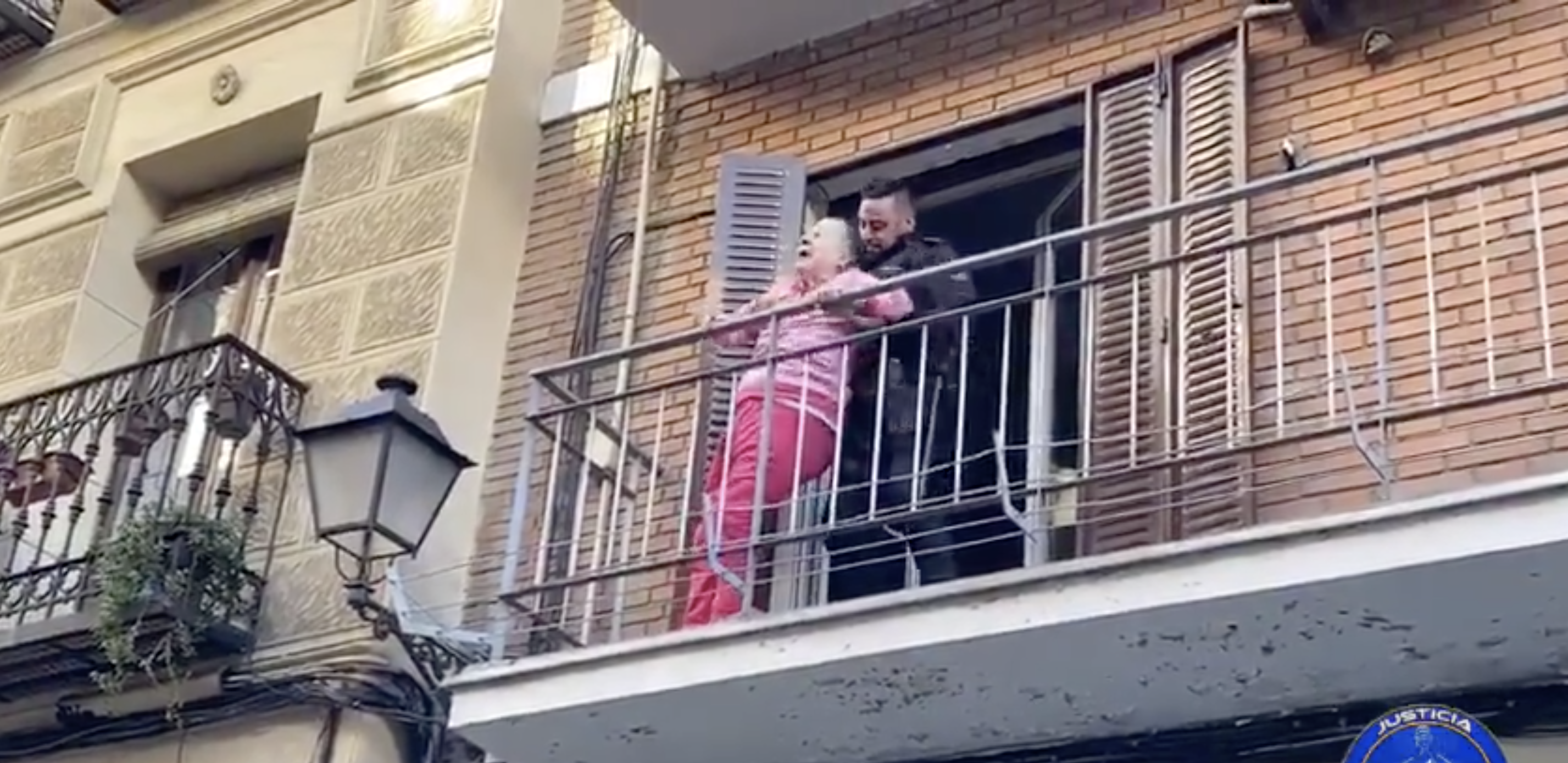 VÍDEO I El emocionante rescate a una anciana en Madrid