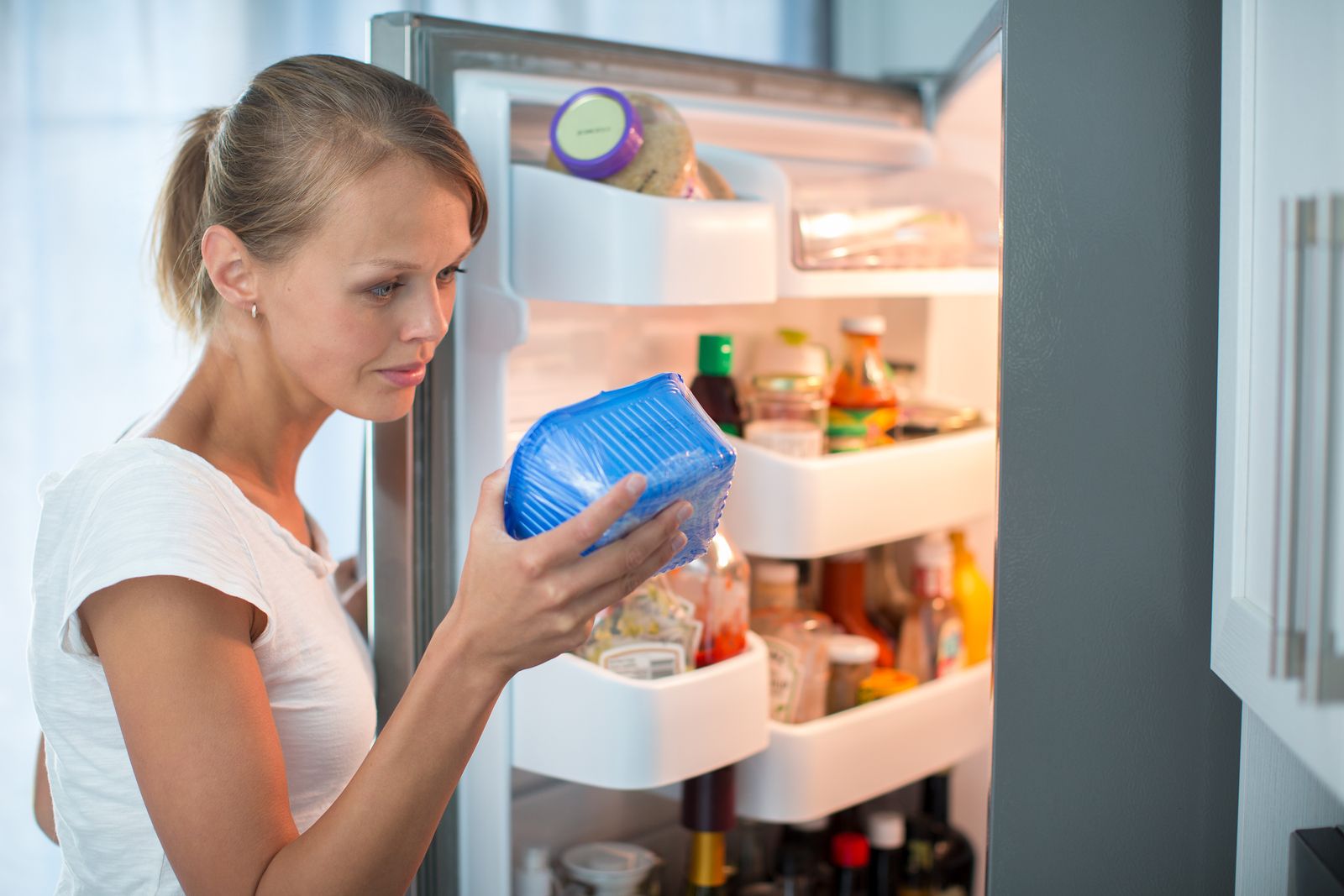 ¿Qué debo hacer si he comprado un alimento que estaba caducado?