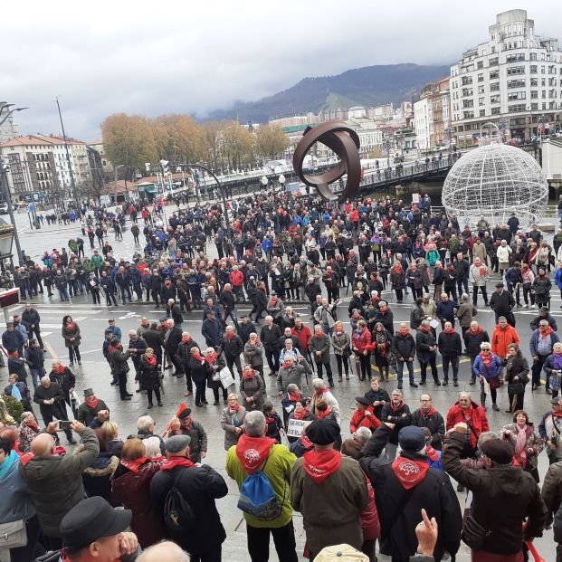 EuropaPress 2525371 Pensionistas se concentran un lunes más frente al Ayuntamiento de Bilbao