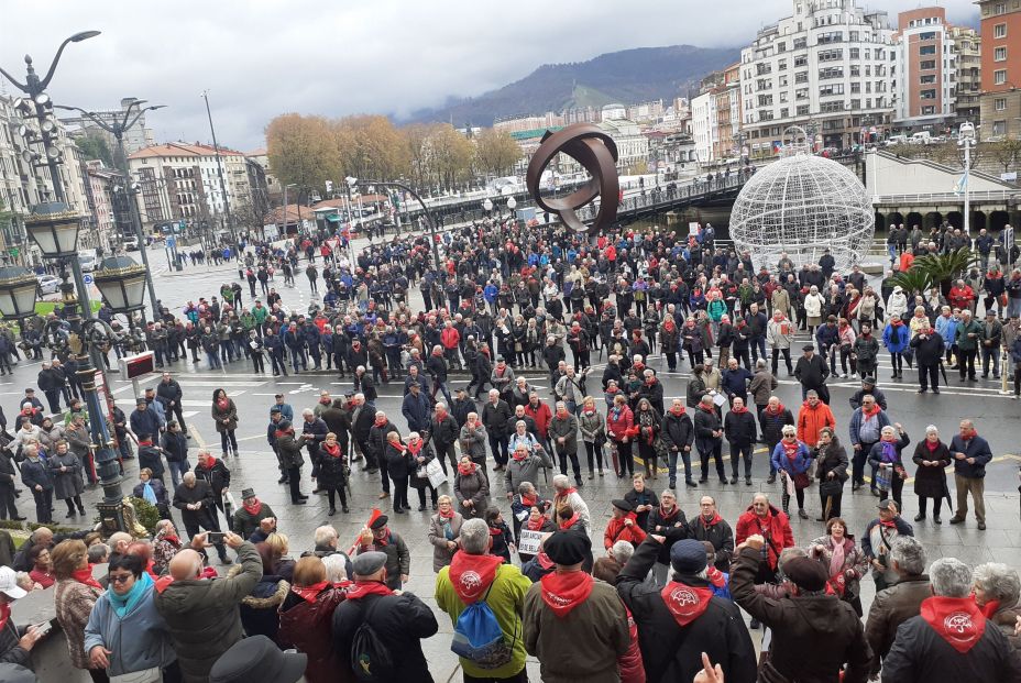 EuropaPress 2525371 Pensionistas se concentran un lunes más frente al Ayuntamiento de Bilbao