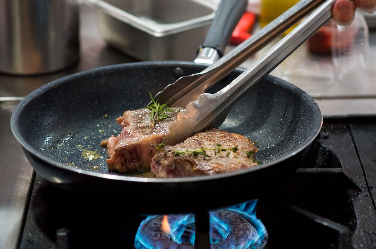 Estos son algunos de los errores más comunes (que seguimos cometiendo) a la hora de cocinar la carne