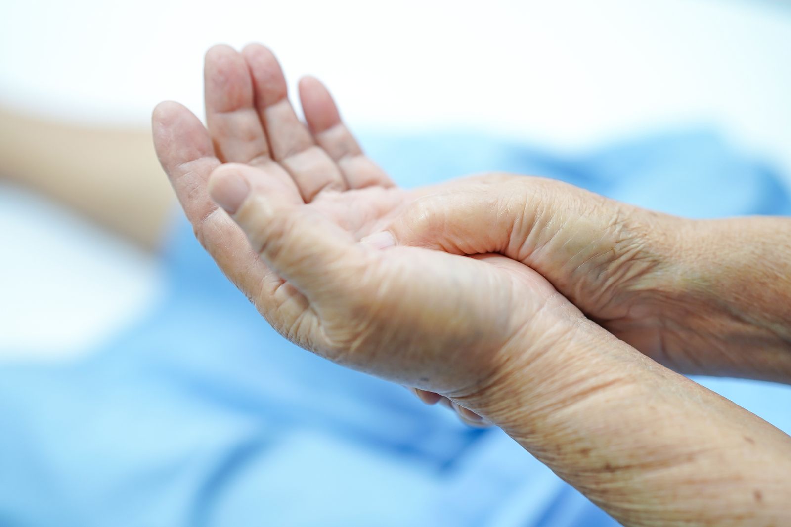 ¿Qué debemos hacer cuando sufrimos un esguince en algún ligamento de la mano?