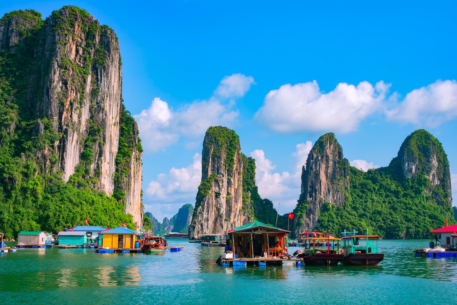 Pueblo de pescadores en la bahía de Halong (bigstock)