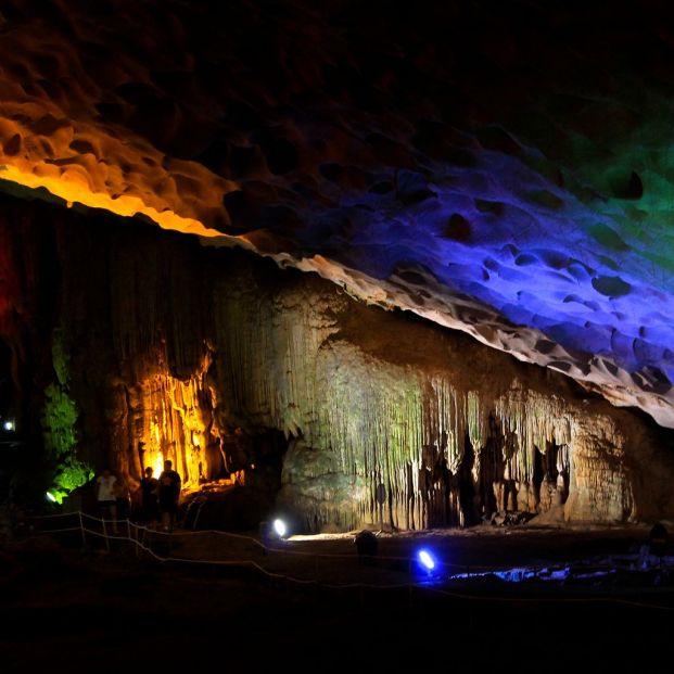 Cueva Sung Sot en la bahía de Halong (bigstock)
