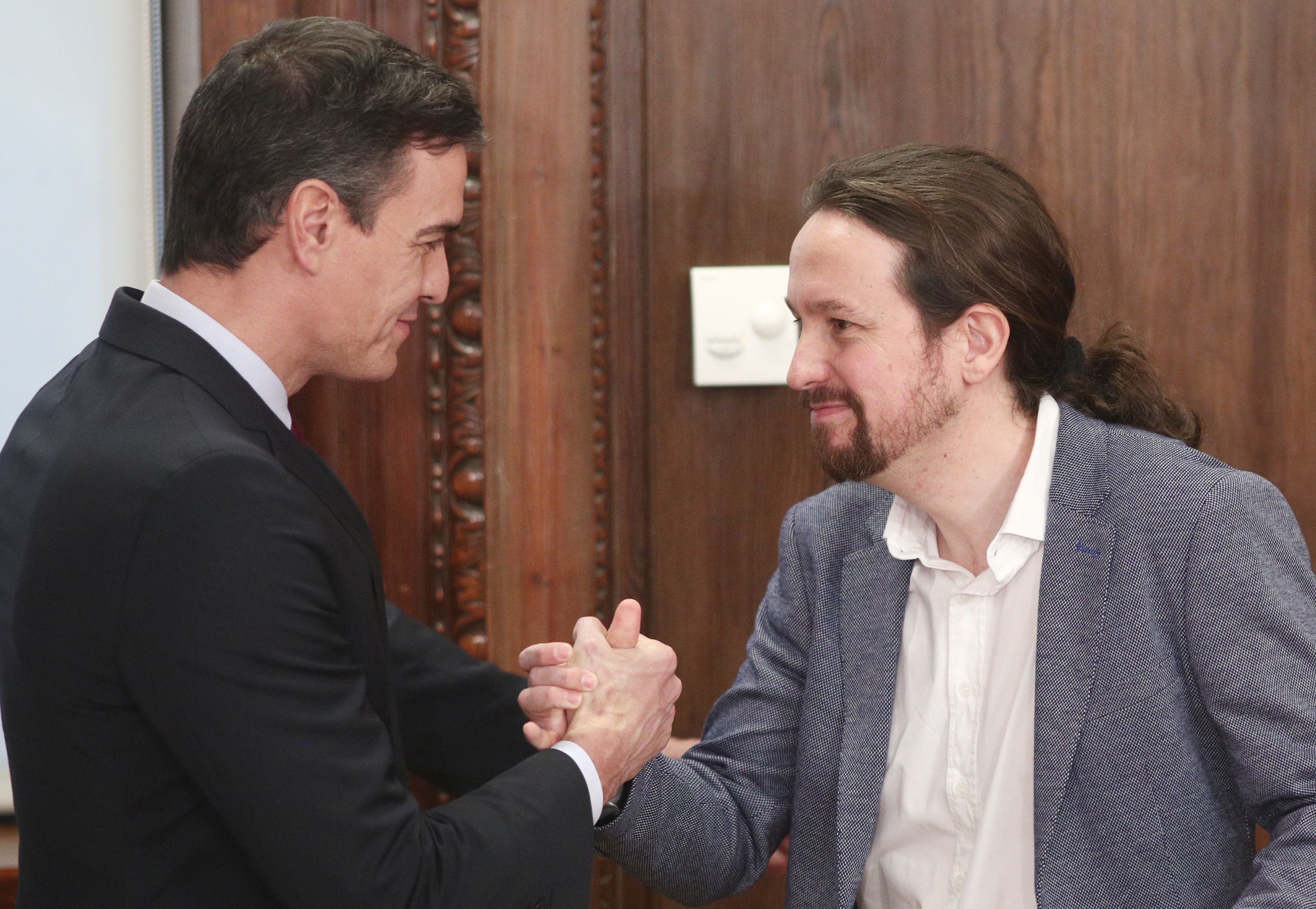 EuropaPress 2568332 El presidente del Gobierno en funciones Pedro Sánchez (izq) y el secretario general de Podemos Pablo Iglesias (dech) se dan la mano durante el acto de presentación del programa de Gobierno del PSOE y Unidas Podemos en 