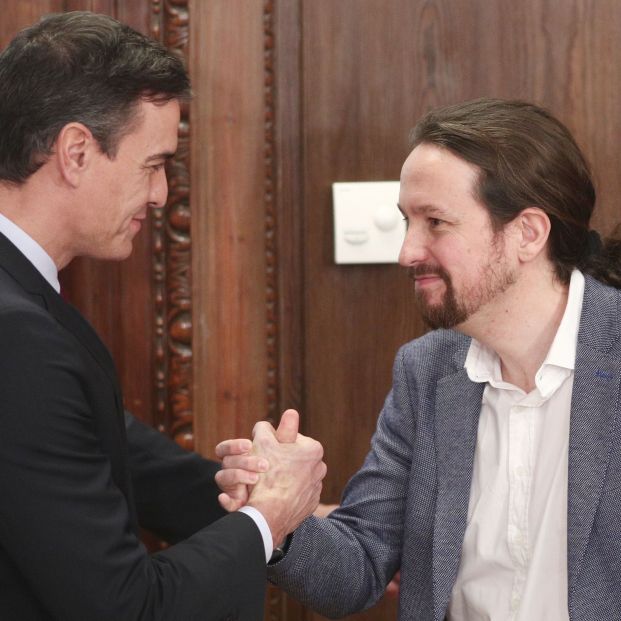 EuropaPress 2568332 El presidente del Gobierno en funciones Pedro Sánchez (izq) y el secretario general de Podemos Pablo Iglesias (dech) se dan la mano durante el acto de presentación del programa de Gobierno del PSOE y Unidas Podemos en 