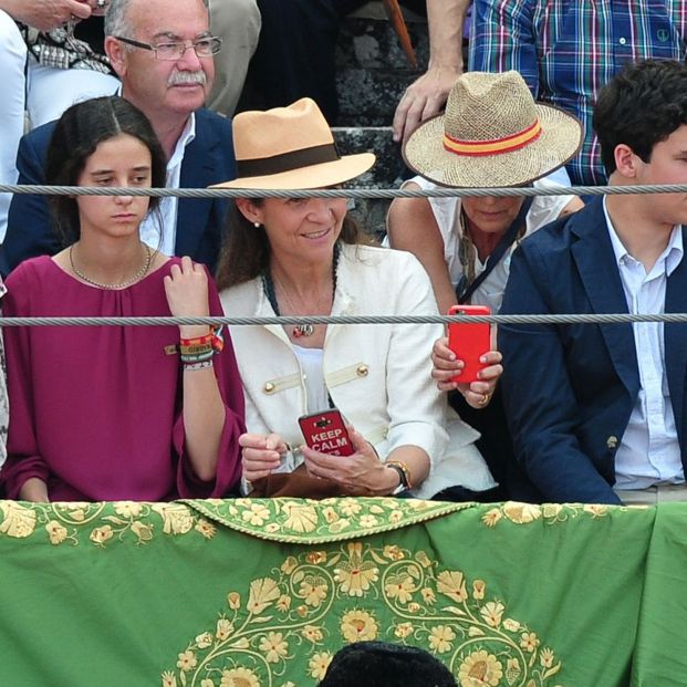 EuropaPress 1293362 La Infanta Elena acompañada por sus hijos Froilán y Victoria Federica ha asistido un año más a la tradicional corrida de toros de San Fernando celebrada en la plaza de toros de Aranjuez La du