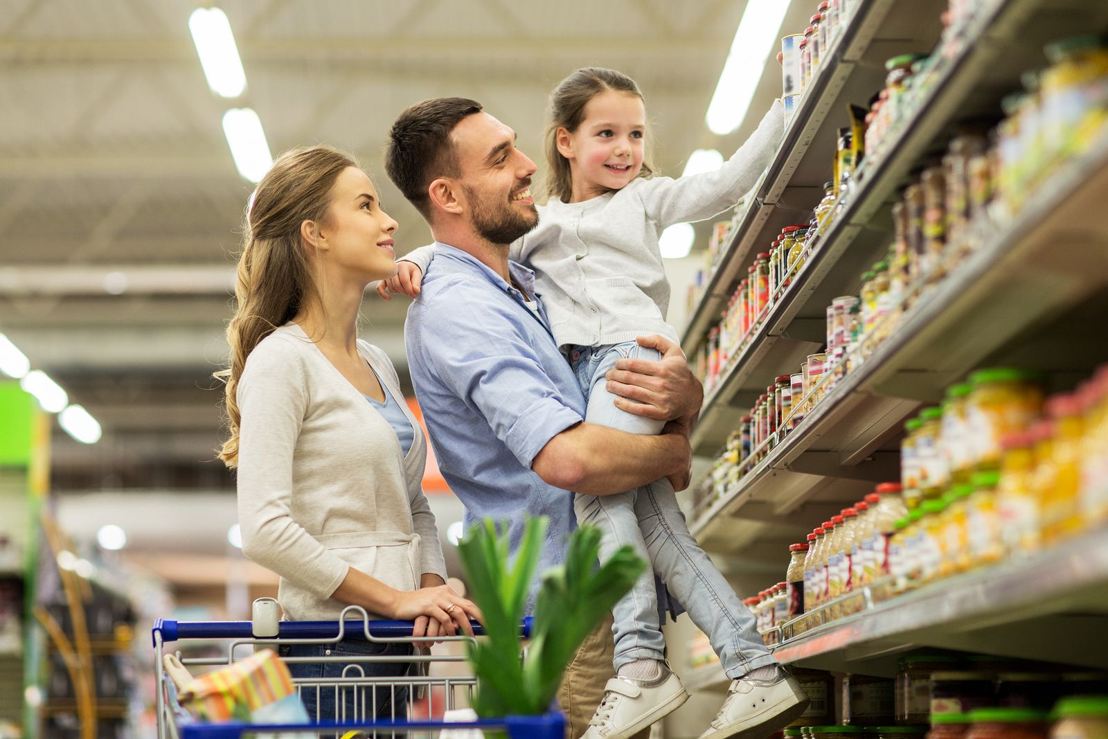 Según la OCU no siempre ahorramos más dinero cuando compramos formatos familiares