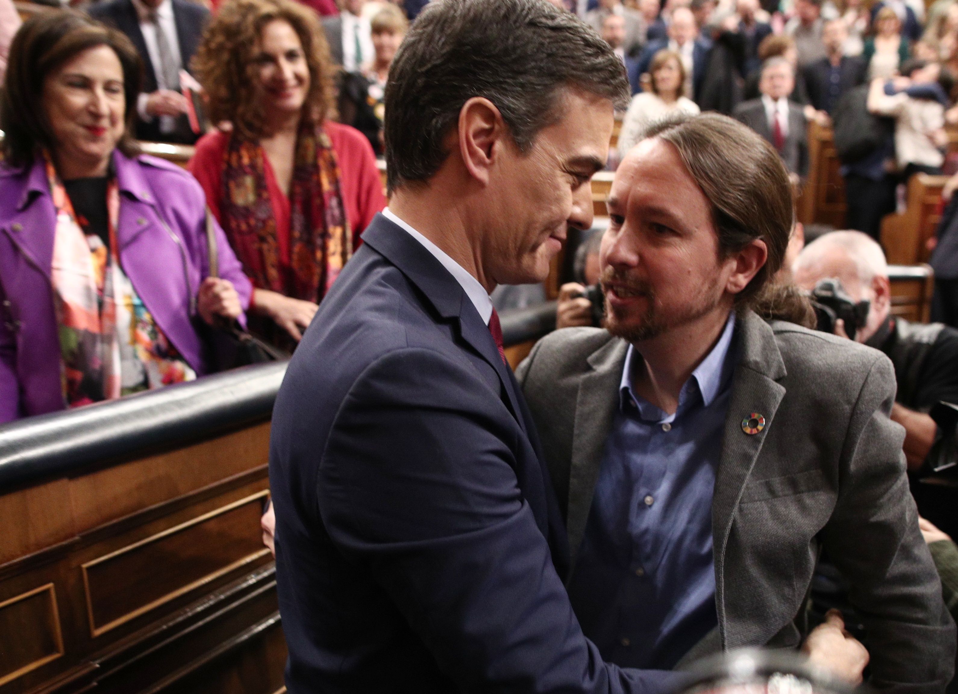 EuropaPress 2577738 El secretario general de Podemos Pablo Iglesias felicita al al presidente del Gobierno Pedro Sánchez tras ser elegido al finalizar la segunda sesión de votación para la investidura del candidato socialista a la Presid