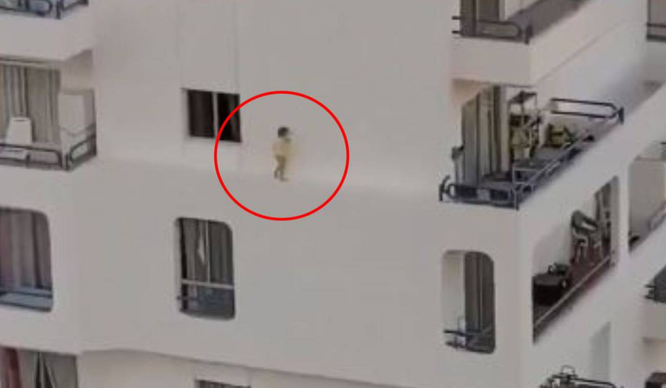 El vídeo estremecedor de una niña correteando por la cornisa de un edificio