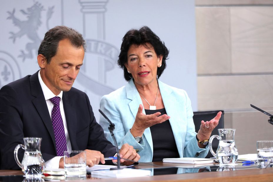 La portavoz del Gobierno y ministra de Educación en funciones Isabel Celaá y el ministro de Ciencia y Universidades en funciones Pedro Duque durante la rueda de prensa posterior al Consejo de Ministros en La Moncloa La portavoz del Gobierno y ministra de Educación en funciones Isabel Celaá y el ministro de Ciencia y Universidades en funciones Pedro Duque durante la rueda de prensa posterior al Consejo de Ministros en La Moncloa