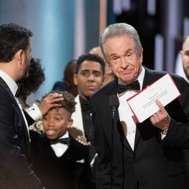 Warren Beatty presenta a 'La la land' como mejor película cuando en realidad el Oscar era para 'Moonlight'