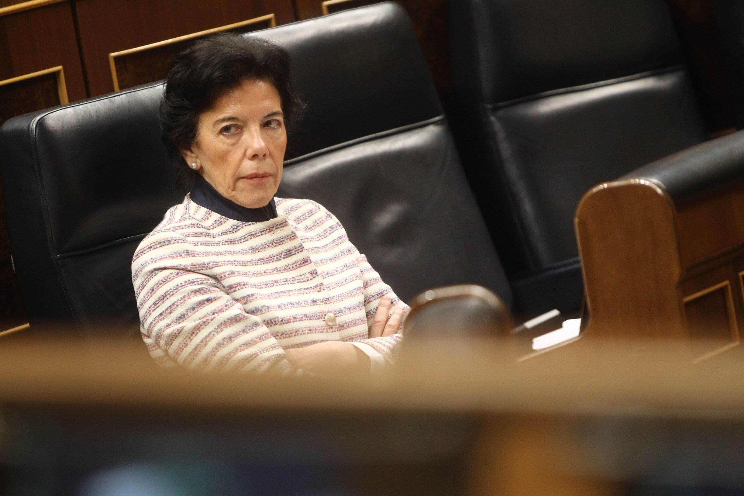 Europa Press  La ministra de Educación y Formación Profesional y portavoz del Gobierno Isabel Celaá sentada en su escaño durante un pleno en el Congreso de los Diputados