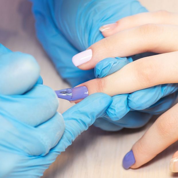Sanidad quiere limitar solo a los profesionales el uso de los esmaltes de uñas permanentes Sanidad quiere limitar solo a los profesionales el uso de los esmaltes de uñas permanentes