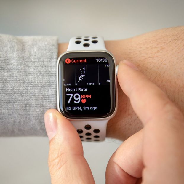 ¿Cómo un smartwatch puede ayudarte a controlar tu estado de salud en cualquier situación? (big stock)